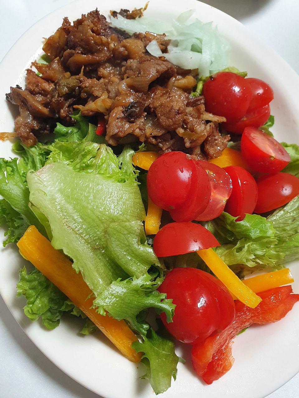 Insalata fresca servita a cena, simbolo di leggeri pasti e possibili gonfiori intestinali.