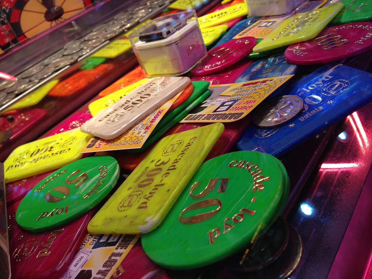 Immagine di diversi biglietti Gratta e Vinci con evidenziate le probabilità di vincita.