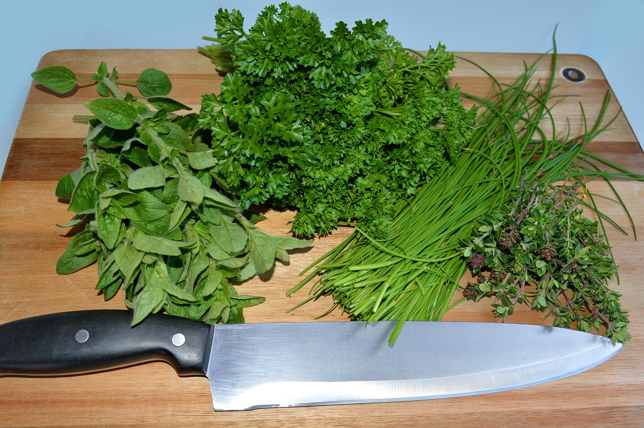 Erbe aromatiche fresche in un barattolo di vetro, pronte per la conservazione.