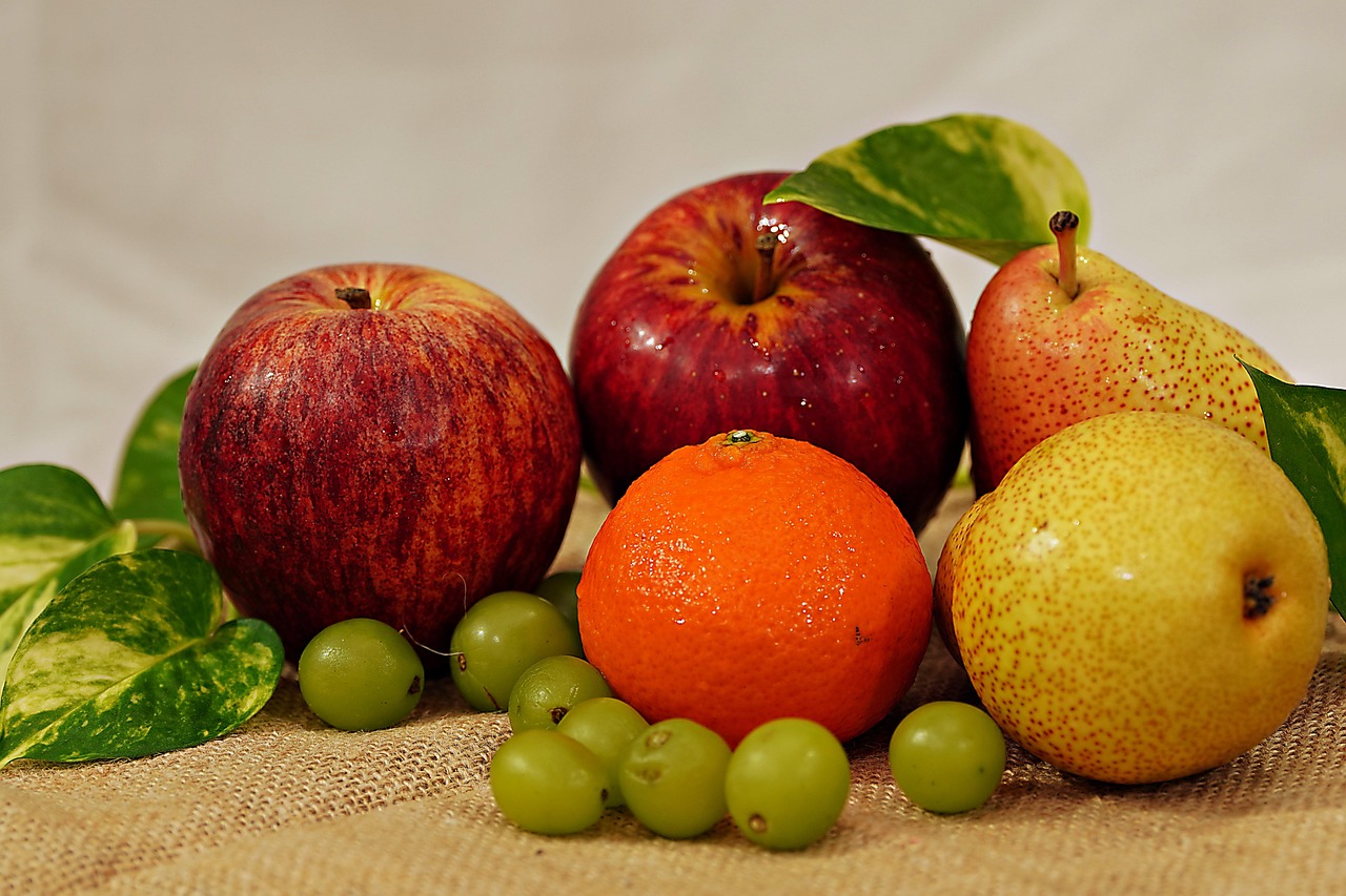 Frutta fresca su un piatto, simbolo di problemi digestivi dopo i pasti.