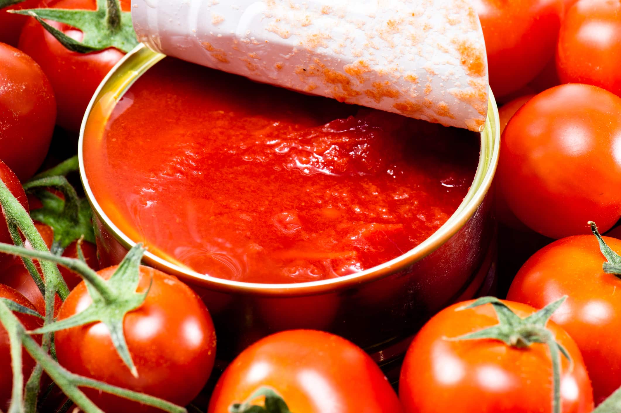 Barattolo di salsa di pomodoro con etichetta che evidenzia ingredienti dannosi per la salute.