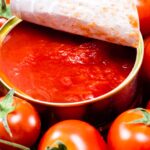 Un barattolo di passata di pomodoro con etichetta che evidenzia ingredienti e qualità.