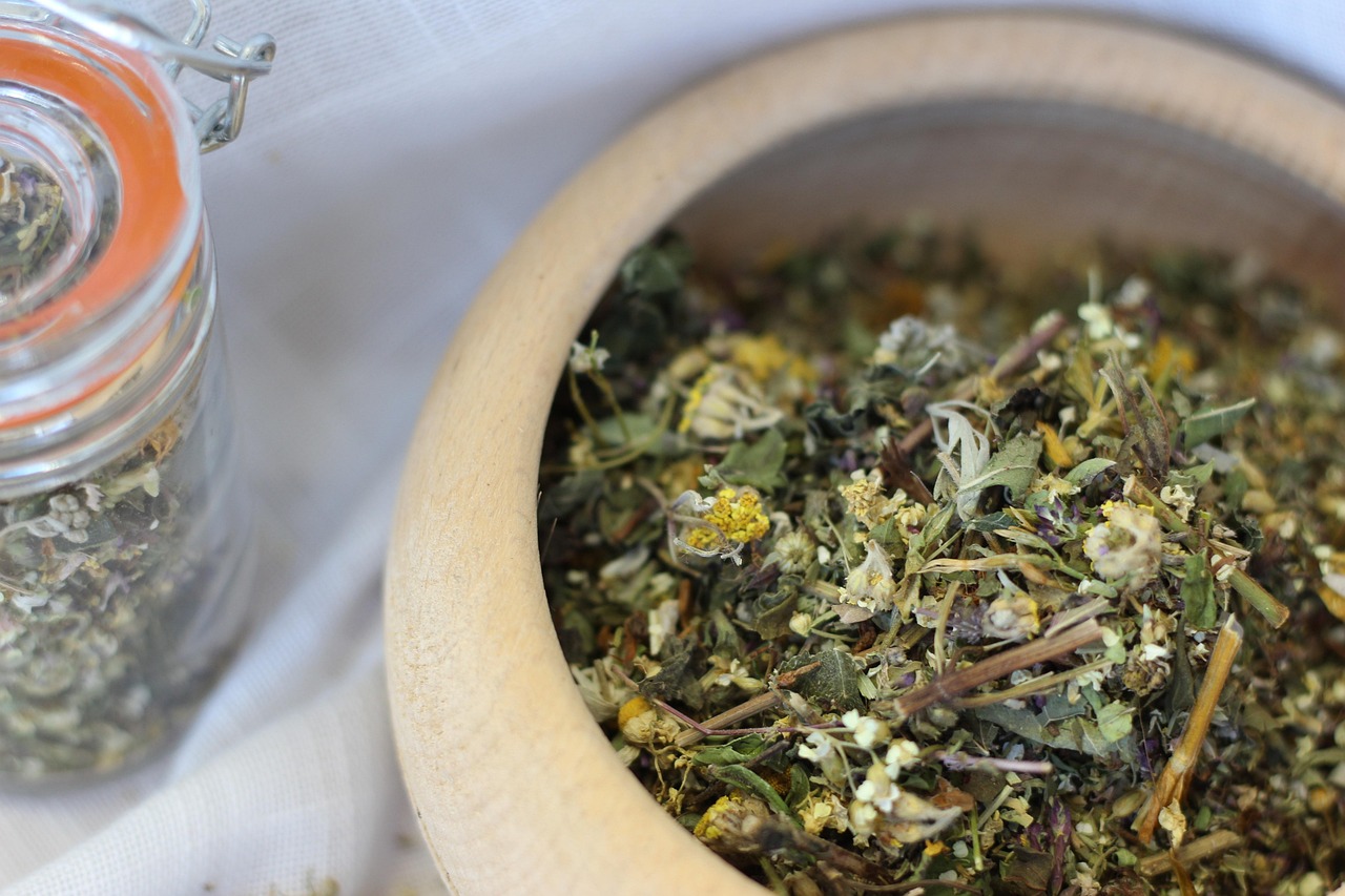 Un mix di erbe aromatiche fresche in un giardino, simbolo di rimedi naturali contro l'ansia.