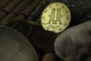 Oroscopo Gemelli 2026: simbolo del segno con elementi che rappresentano lavoro e opportunità.