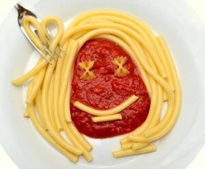 Piatto di pasta con verdure fresche, simbolo di equilibrio tra gusto e salute.