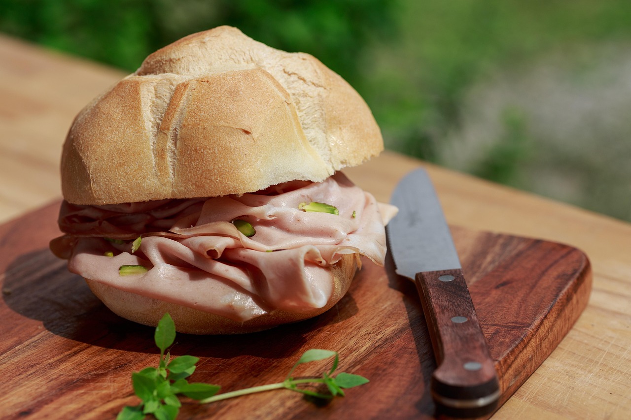Fette di mortadella su un tagliere, evidenziando i valori nutrizionali e le porzioni consigliate.