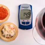 Piatto con alimenti ricchi di omega-3 e fibre per ridurre il colesterolo.