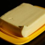 Margarina e burro a confronto, evidenziando la consistenza per la scelta alimentare.