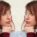 Persona che osserva intensamente un'altra durante una conversazione, riflettendo l'interesse psicologico.