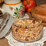 Muesli sano in ciotola, ideale per colazione contro colesterolo alto.