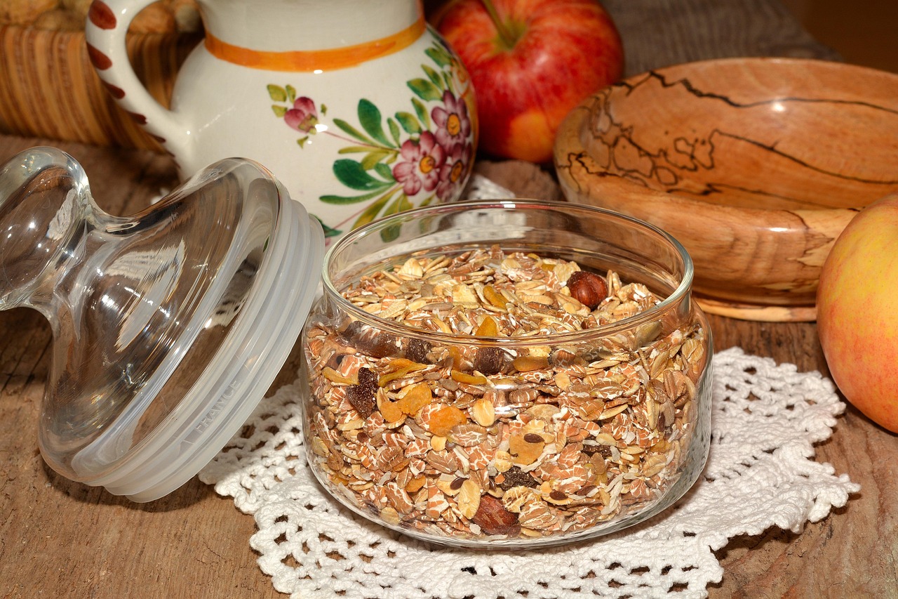 Muesli sano in ciotola, ideale per colazione contro colesterolo alto.