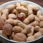 Noci su un tavolo, simbolo di salute per cuore e colesterolo nell'articolo sulle loro conseguenze.