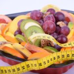 Frutta fresca su un piatto, rappresenta il dibattito su benefici e rischi dopo i pasti.