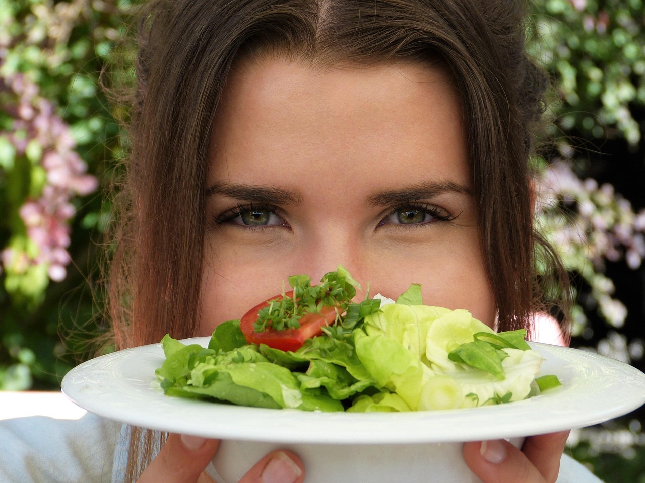 Insalata con ingredienti freschi e colorati, evidenziando potenziali effetti sul gonfiore.