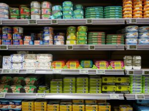 Confezioni di tonno in scatola di marche sconsigliate, evidenziate per la scarsa qualità.