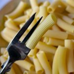 Pasta al dente con texture visibile, evidenziando la differenza tra pasta di qualità e scadente.