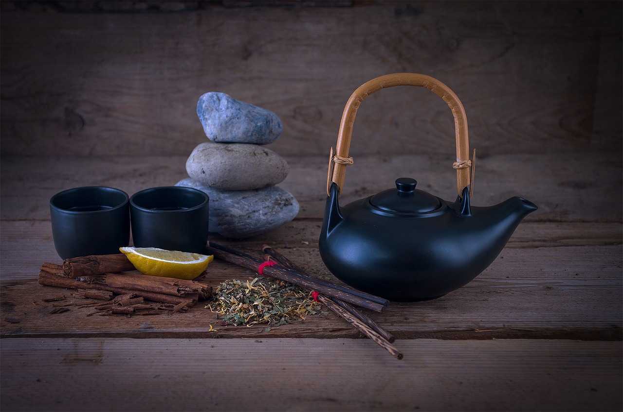 Tazza di tè verde fumante con foglie fresche, simbolo di metabolismo e dimagrimento.