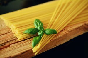 Spaghetti di marche da evitare, evidenziati in un carrello della spesa al supermercato.