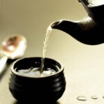 Tisana digestiva giapponese in una tazza, con erbe aromatiche e ingredienti naturali.