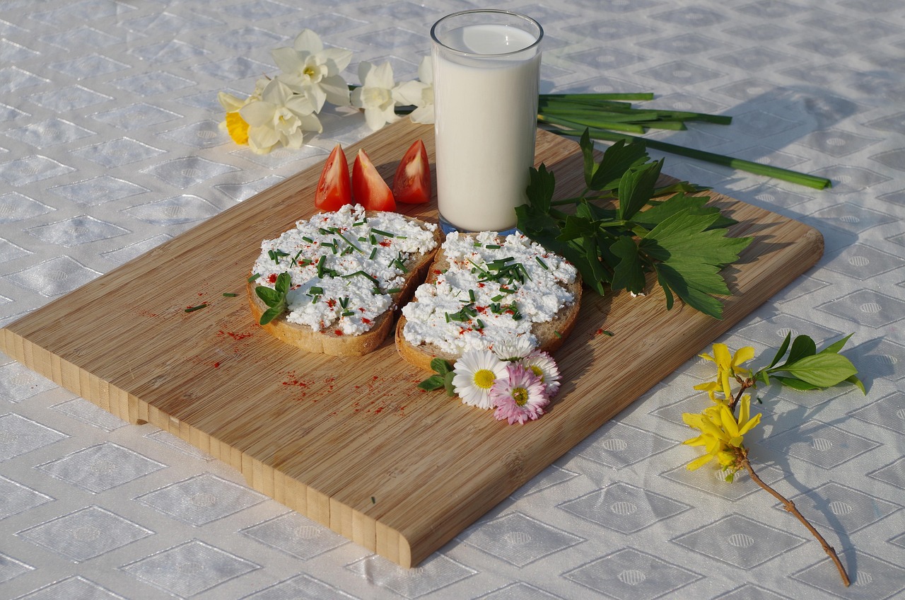 Formaggi freschi esposti in un mercato, con focus su etichette e scritte poco visibili.