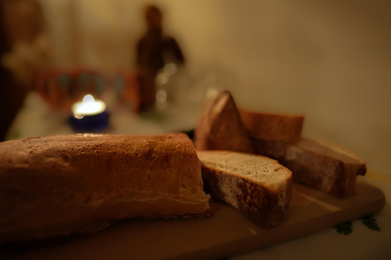 Pane fresco su un tagliere, con ingredienti e strumenti per la conservazione.