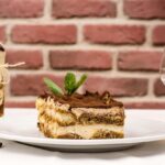 Tiramisu indimenticabile con crema al mascarpone, presentato su un piatto elegante.