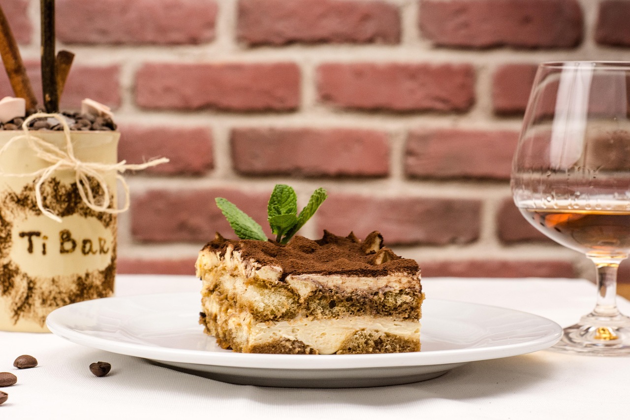 Tiramisu indimenticabile con crema al mascarpone, presentato su un piatto elegante.