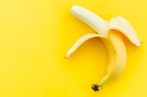 Banana su un tavolo, simbolo di alimentazione sana prima di dormire.