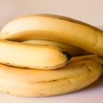 Banane mature conservate in un cesto di vimini, simbolo dei segreti di freschezza della nonna.