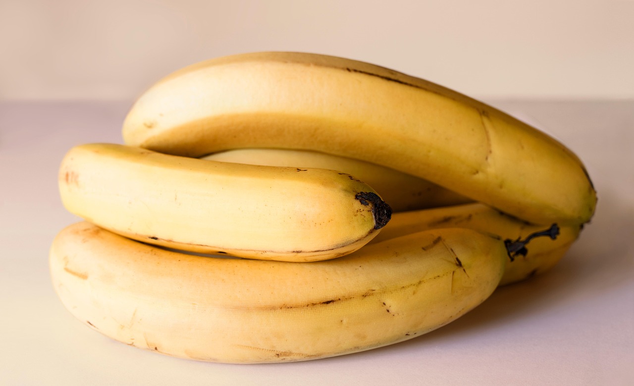 Banane fresche conservate in un cesto, metodo della nonna per prevenire l'annerimento.