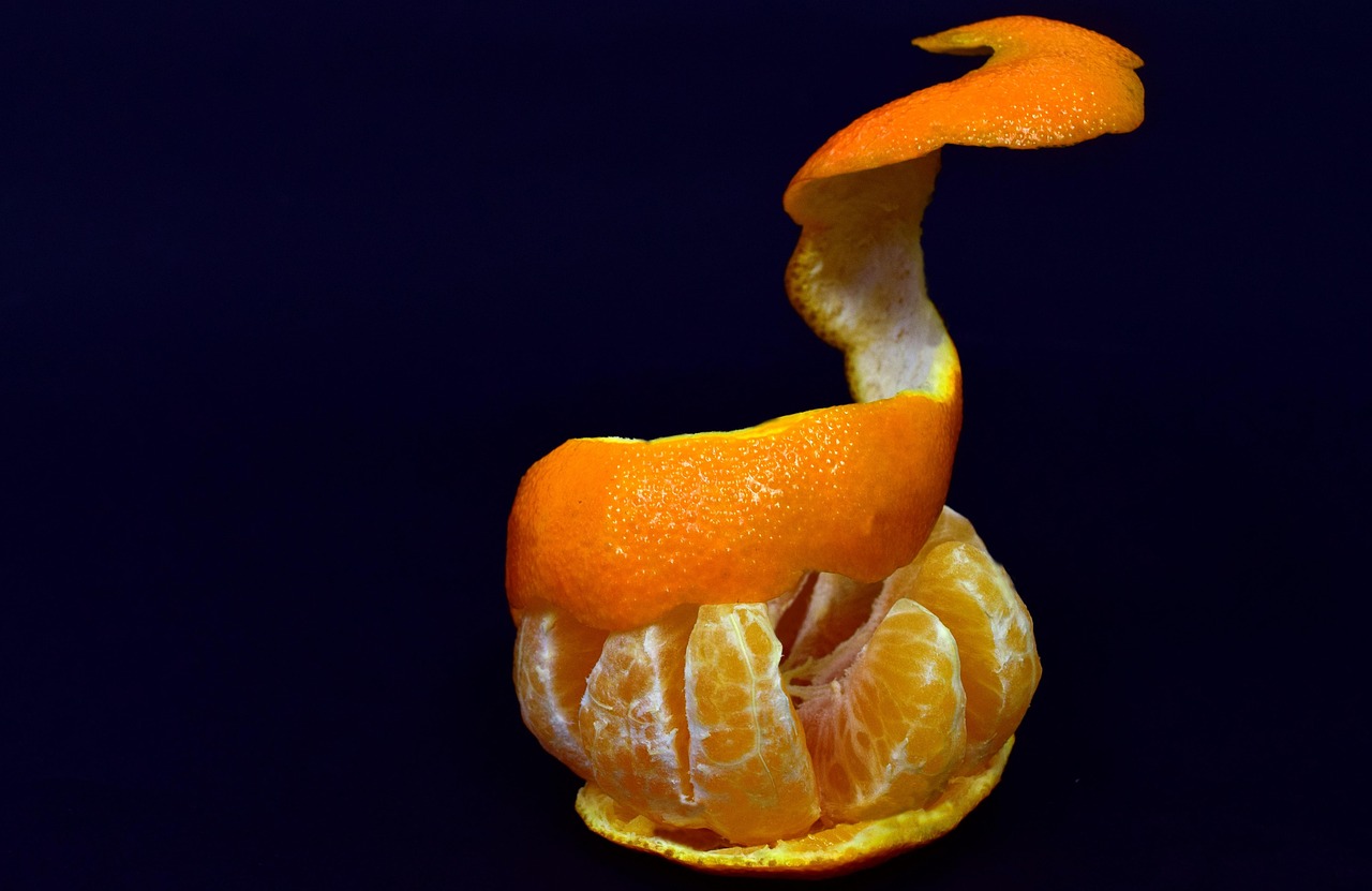 Immagine di gambe con cellulite a buccia d'arancia e cibi salati come salumi e sale in primo piano.