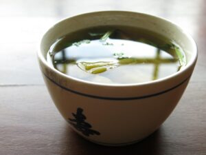 Dado pronto per brodo su un tavolo, con ingredienti e confezione visibili.