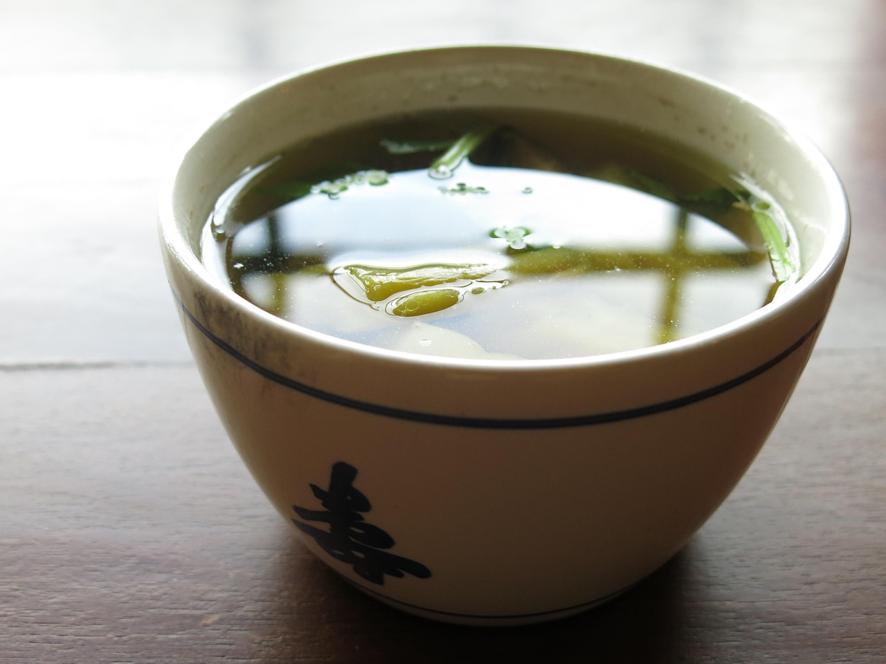 Dado pronto per brodo su un tavolo, con ingredienti e confezione visibili.