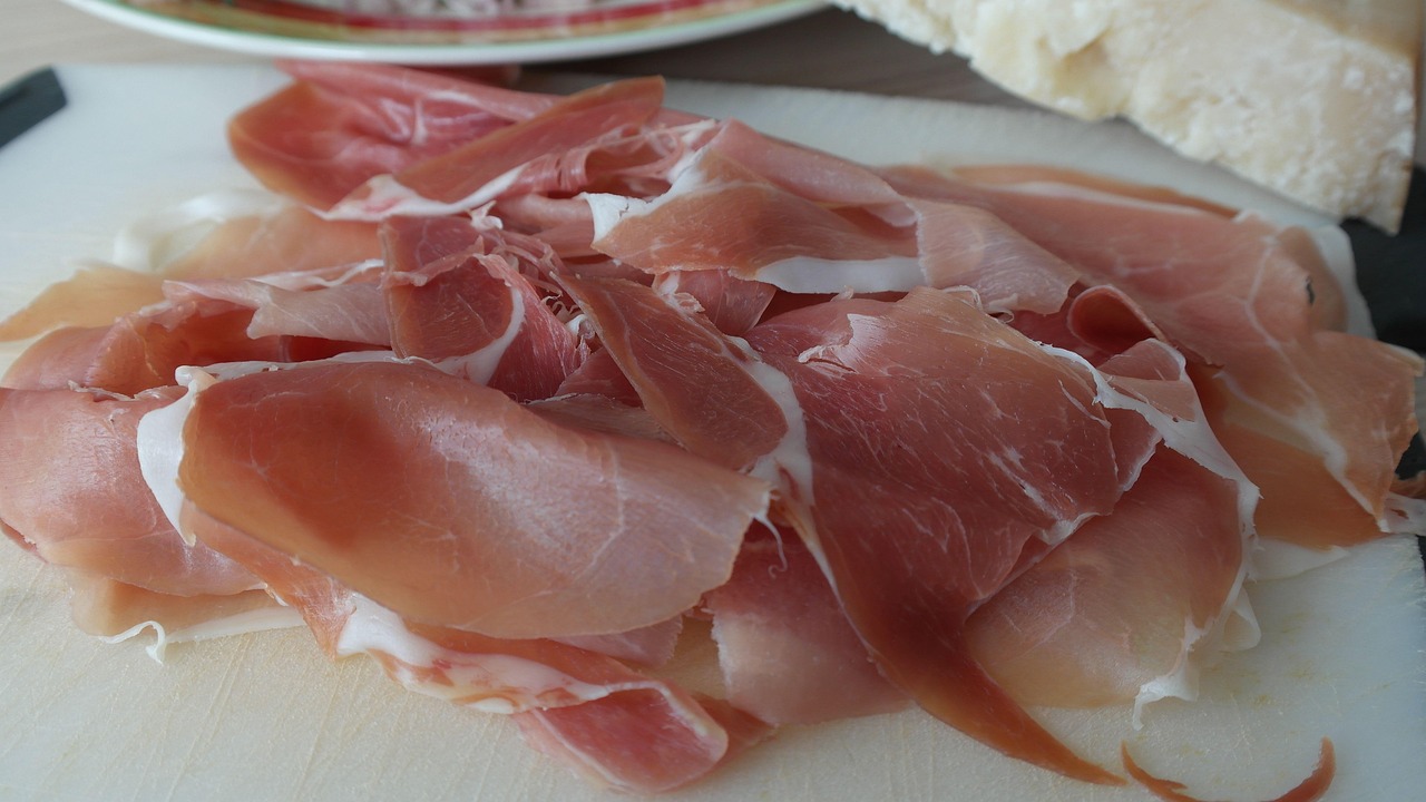 Immagine di un pacchetto di prosciutto crudo con avviso su rischi per la salute.