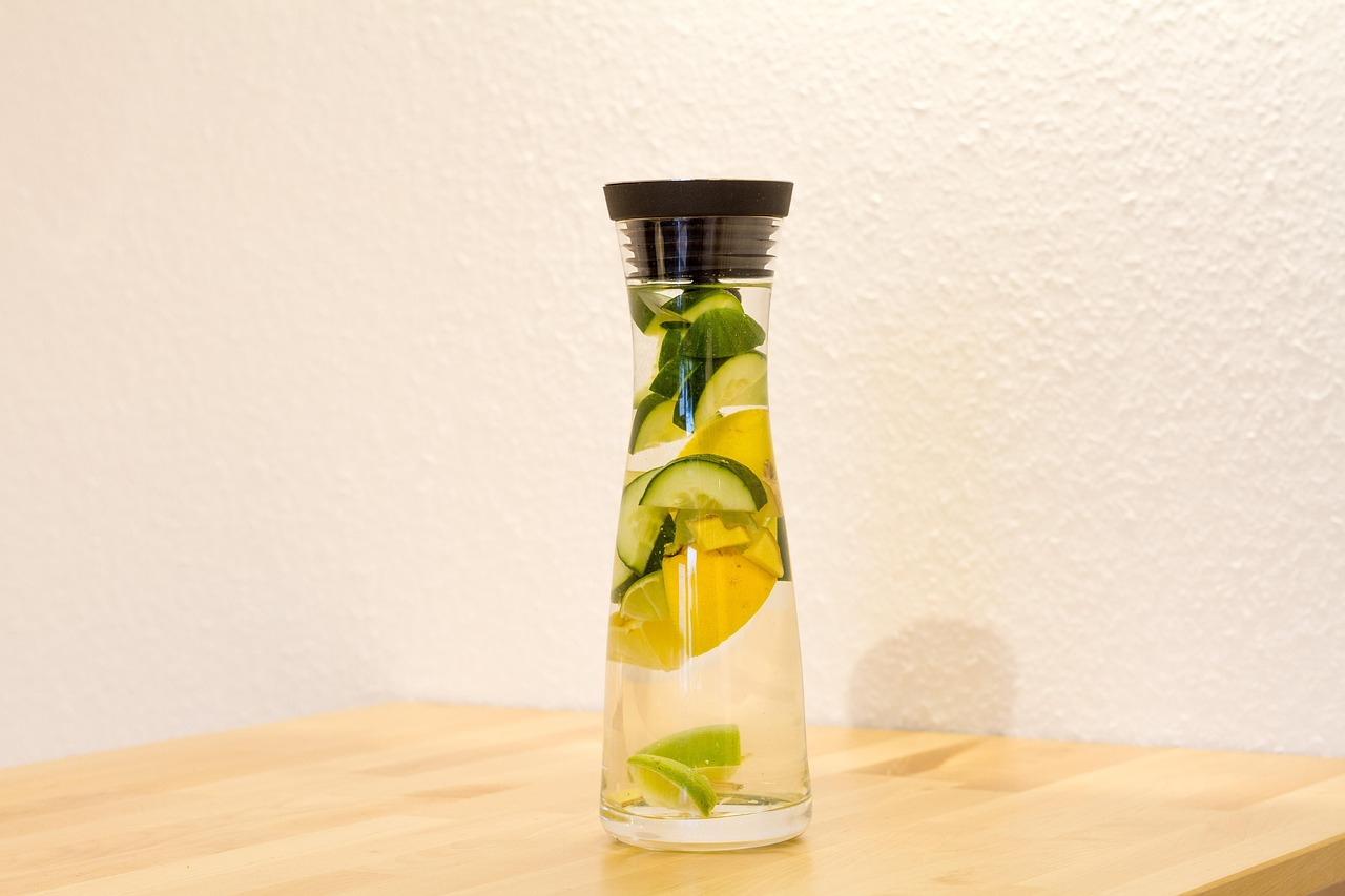 Acqua detox con cetriolo e menta in un bicchiere, ideale per perdere peso.