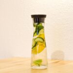 Acqua detox con cetriolo e limone in un bicchiere, ideale per perdere peso.