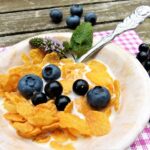 Scelta di cereali da colazione in un supermercato, evidenziando etichette e ingredienti.