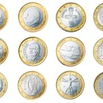 Due monete da 2 euro commemorative rare, esposte su un tavolo, con dettagli visibili delle incisioni.