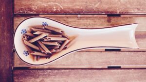 Pasta integrale con verdure fresche, piatto salutare per abbassare l'indice glicemico.